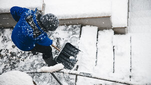 Vigyázz! Ennyivel növeli a hólapátolás a szívroham kockázatát