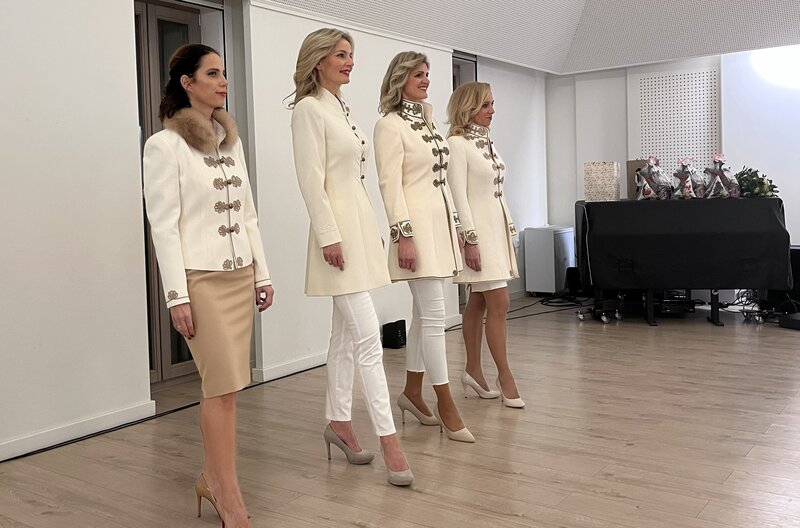 December 10-én tartotta adventi jótékonysági estjét Hampel Katalin divattervező, aki Rogán Cecíliával, Rényi Vámos Beával és Szőnyi Kingával karöltve szervezte meg az eseményt.