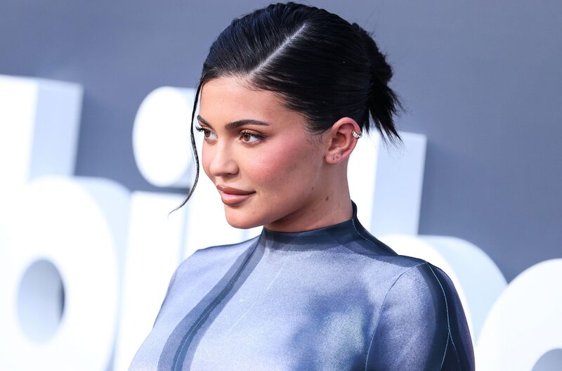 Kylie Jenner bemutatja 2026 új bikinitrendjét