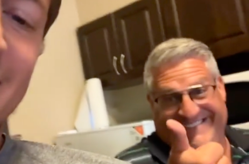 A fiával utazott az apa: amikor beléptek a hotelszobába, tudta, nagyot hibázott - Videó