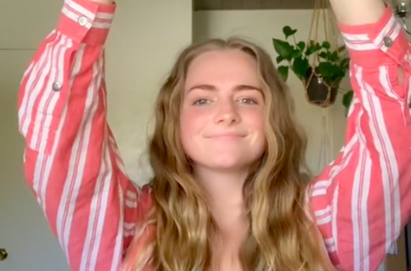 Sokkot kapott a lány, amikor elindította a kollégái neki küldött hangüzeneteit - Videó