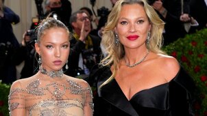 Tiszta anyja: félmeztelenül lép Kate Moss nyomdokaiba a lánya