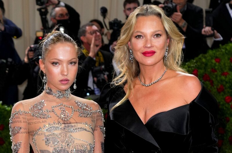 Tiszta anyja: félmeztelenül lép Kate Moss nyomdokaiba a lánya