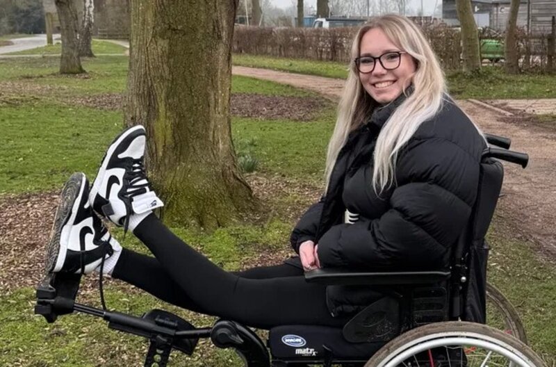 Hátrahajló lábai miatt vannak fájdalmai a 21 éves lánynak: csak egy megoldás van