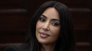 Leégett Kim Kardashian haja a sok szőkítéstől?