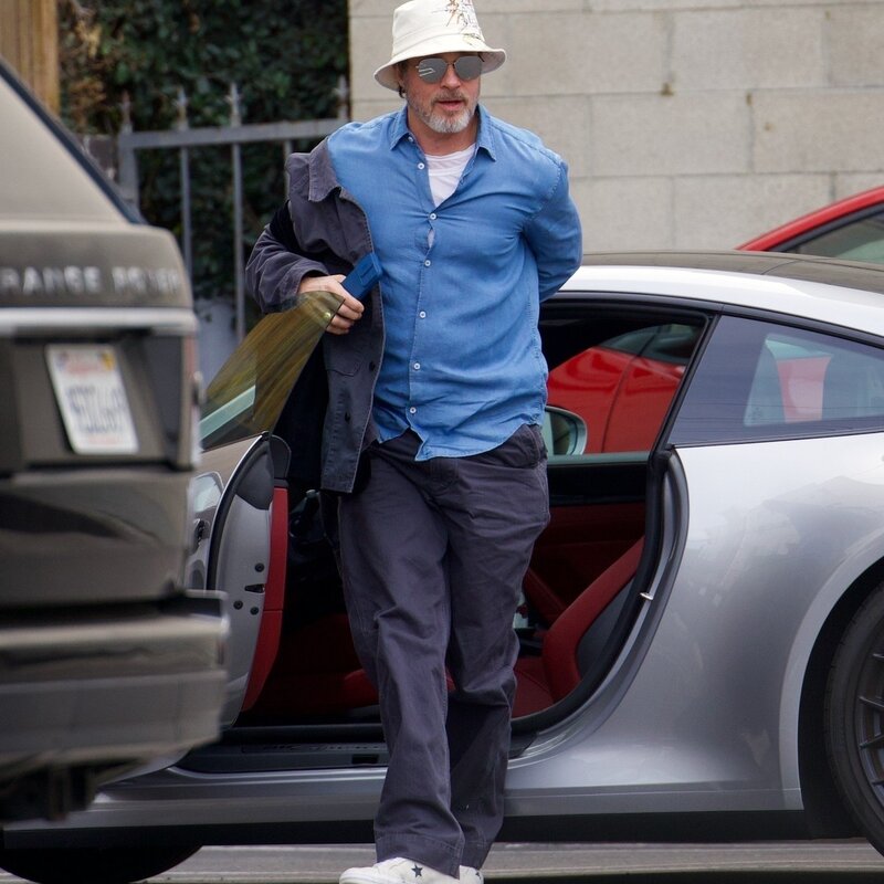 Brad Pitt túl a hatvanon sem veszített a sármjából. Most paparazzik kapták lencsevégre, amint kiszáll a vadonatúj, ezüstszínű Porschéjából.