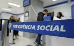 Aposentado dispensa intermediário para lidar com seu dinheiro