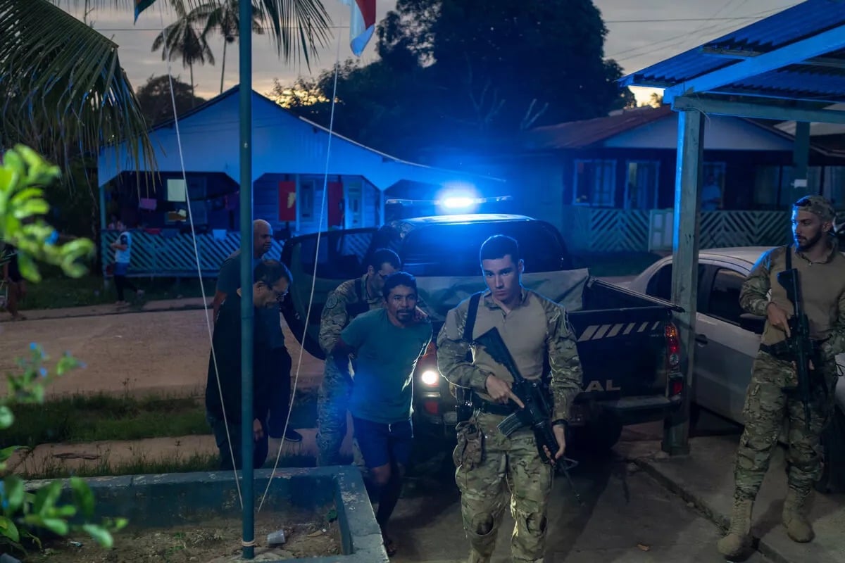 Oseney da Costa de Oliveira é levado por agentes da PF