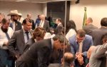 Com filhos de Bolsonaro e o PL, oposição leva a bancada evangélica