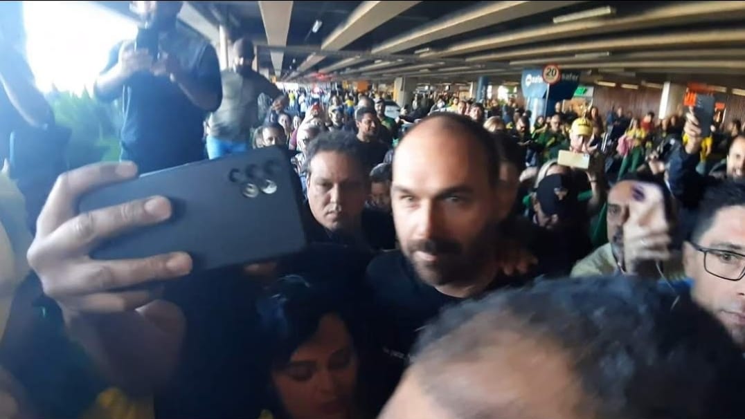 Sem limites, Eduardo Bolsonaro agora ataca senadores que irão aos EUA