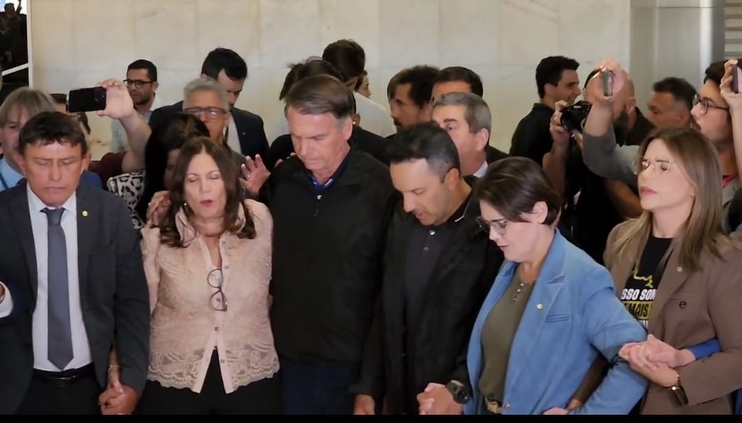 Bolsonaro vai ao Congresso, mas Moraes veta entrevista nas redes sociais