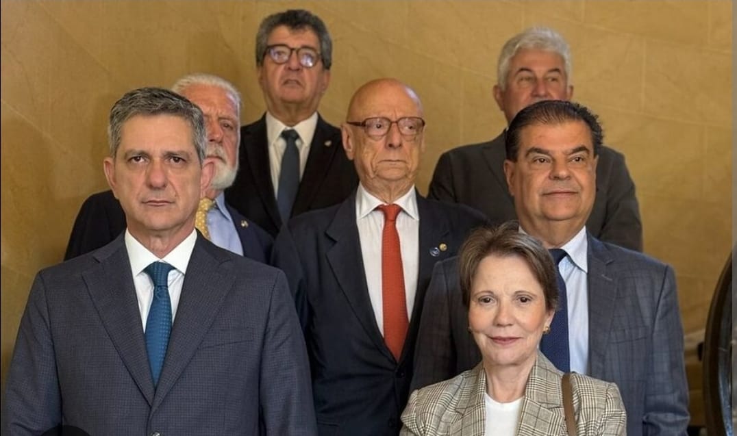 Comitiva de senadores brasileiros nos EUA está rachada