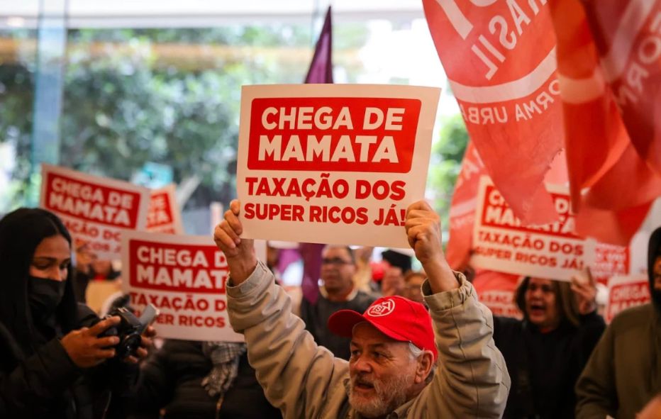 MTST e Frente Povo Sem Medo invadem sede do Itaú em SP