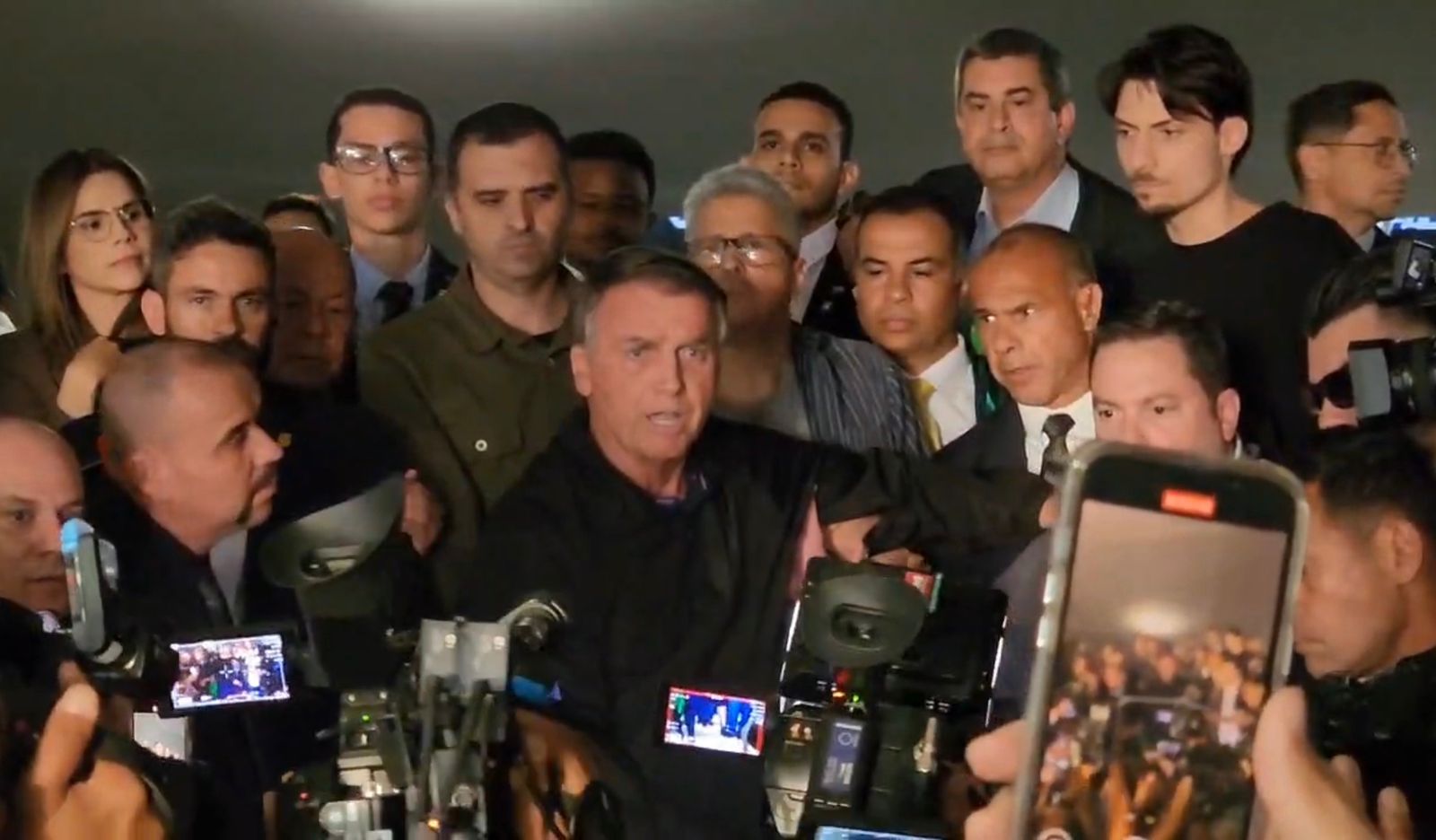 Moraes descarta prisão e permite Bolsonaro a dar entrevistas