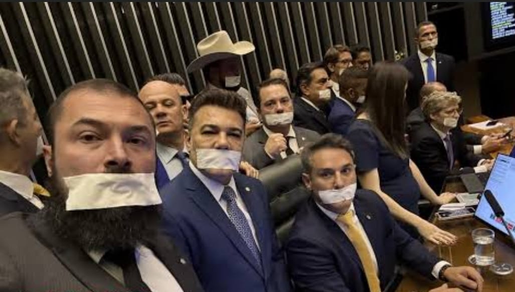 Congresso obstruído, vigência do tarifaço e benefícios a Bolsonaro