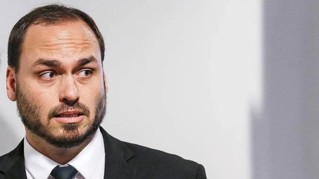 Carlos Bolsonaro afirma que Governadores de direita agem como covardes e canalhas