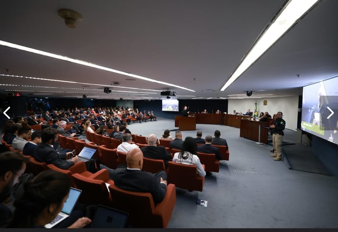 Julgamento avança, mas Congresso articula anistia a Bolsonaro