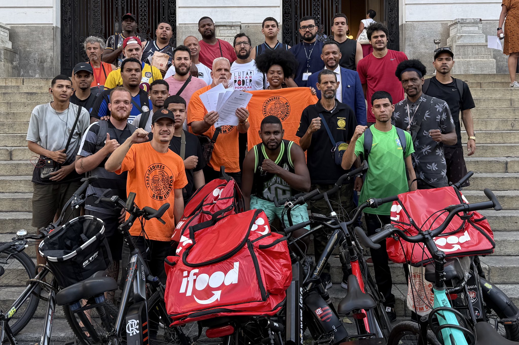 PSOL apresenta pacote de lei com entregadores para regular trabalho em aplicativos