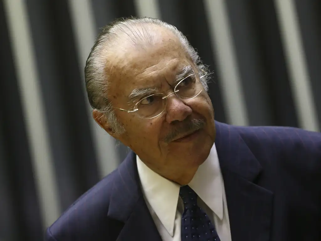A velha guarda da política se movimenta.