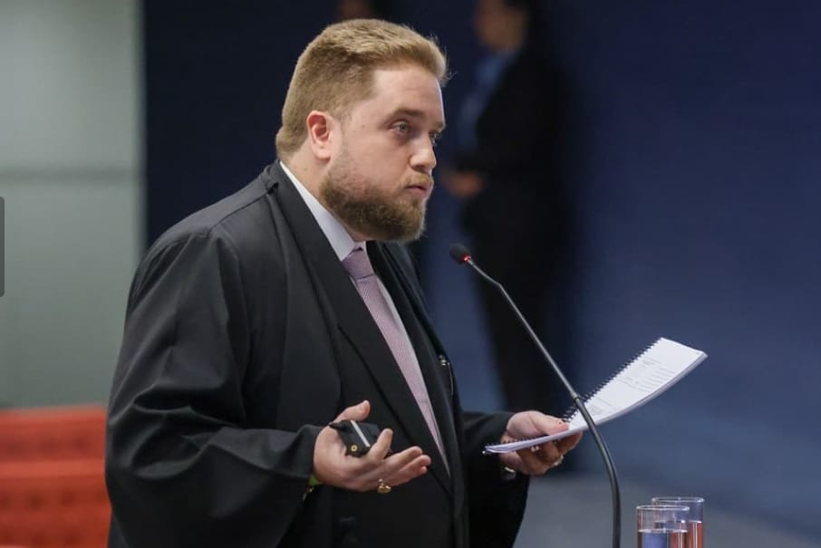 Defesa de bolsonaristas consagra figura do “mequetrefe”, do mensalão