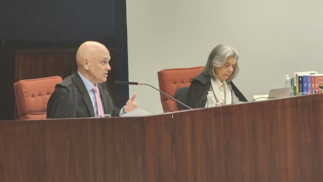 Moraes rejeita preliminares, e Fux faz aparte