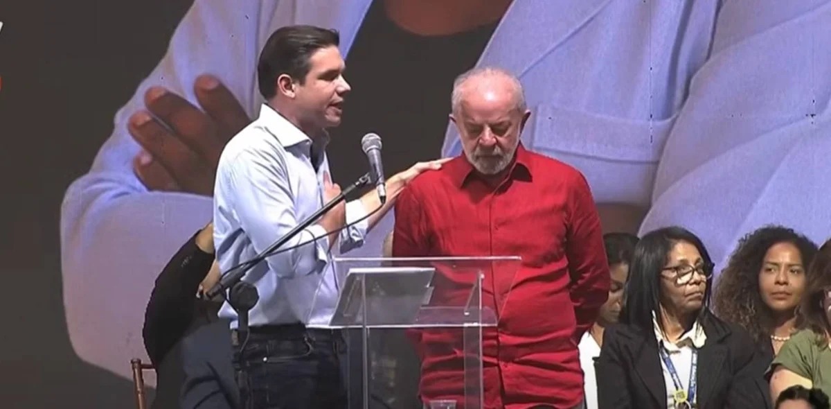 Motta é vaiado e ouve “sem anistia”, ao lado de Lula