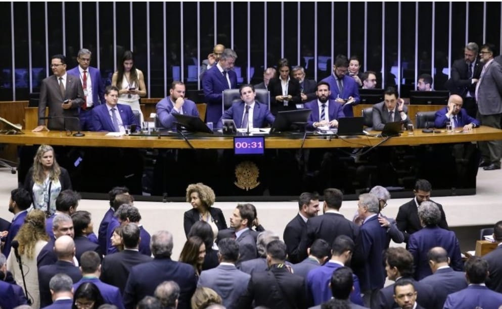 Câmara aprova isenção de imposto por unanimidade de 493 votos