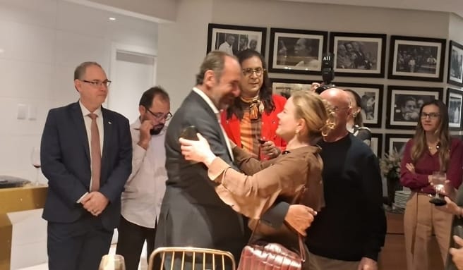 Bastidores do jantar que reuniu Gleisi e esquerda em torno de Kalil