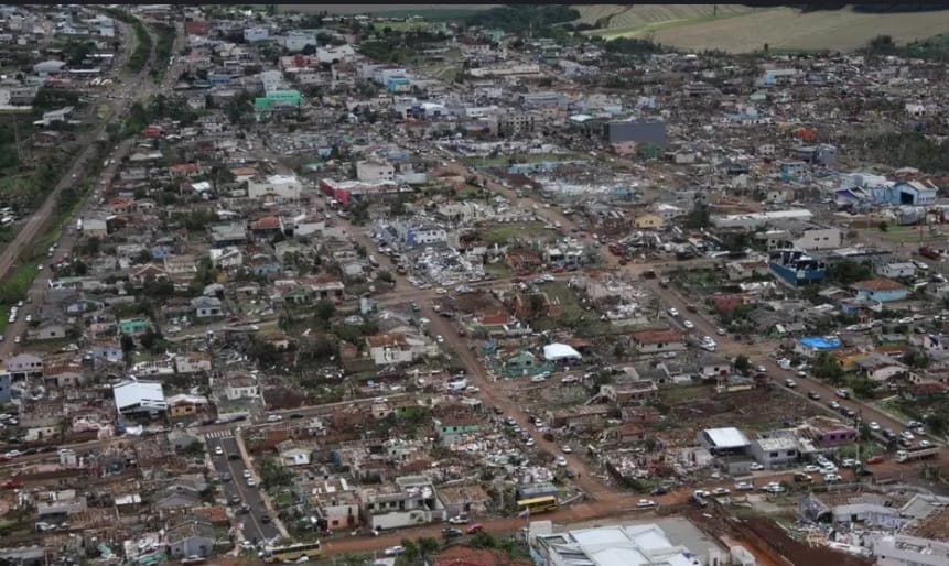 Tornado com ventos de 250 km/h deixa ao menos 6 mortos no Paraná