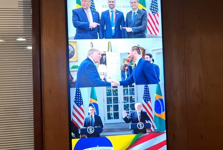 E agora? Eduardo vai retirar fotos de Trump da fachada de seu gabinete?