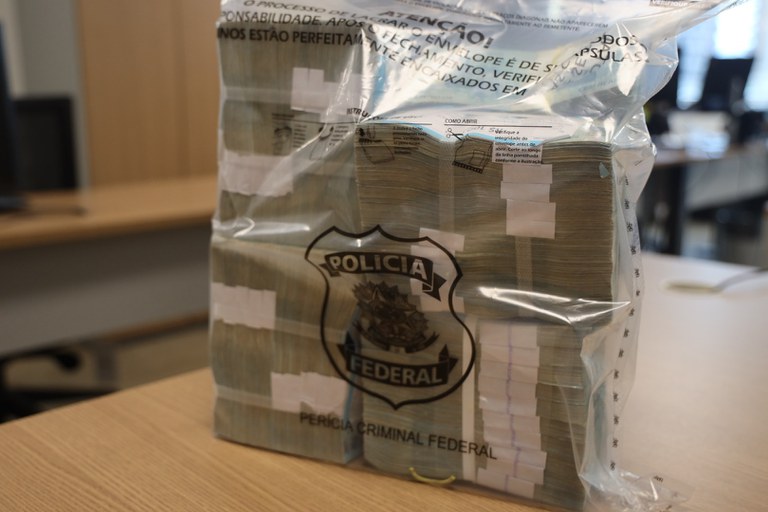 PF encontra R$ 430 mil na casa de Sóstenes