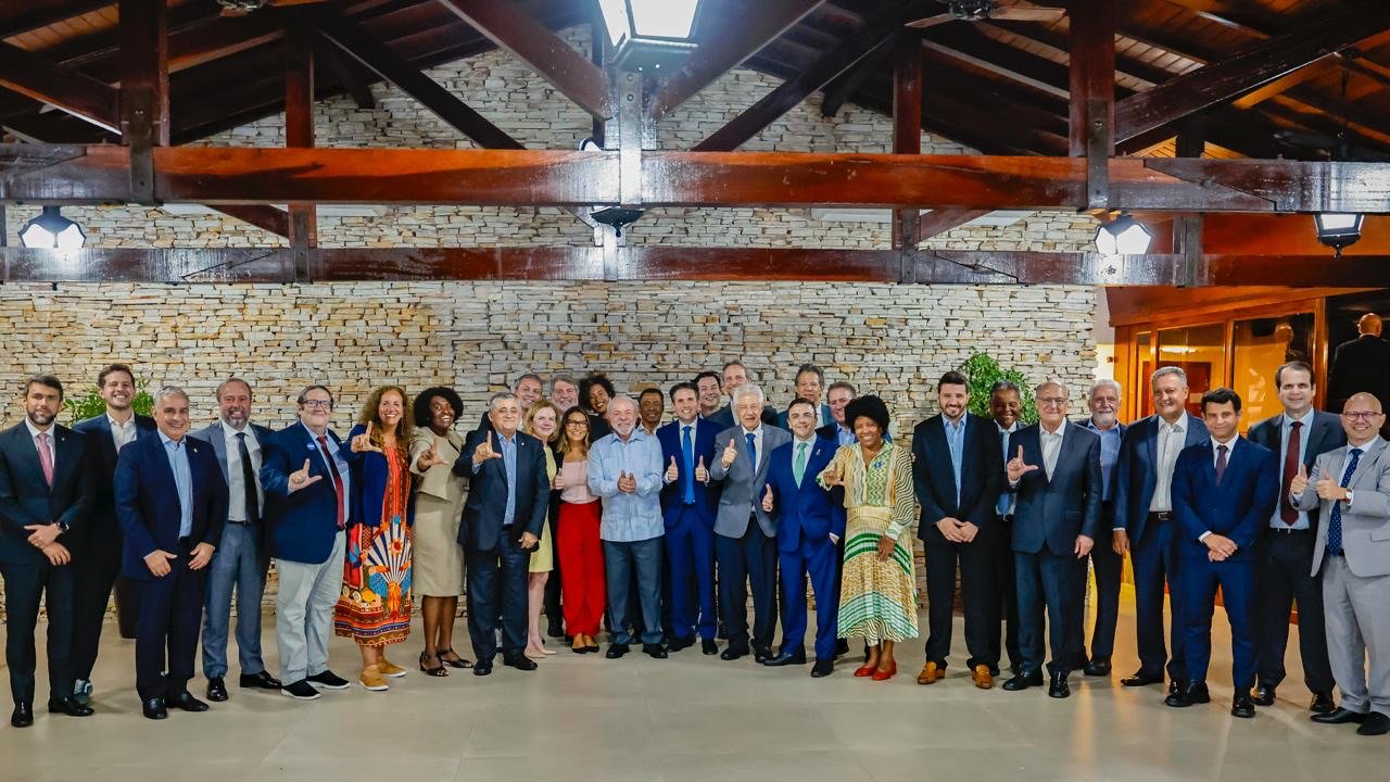 Lula recebe Centrão, ao som de Vandré e samba-enredo que o homenageia