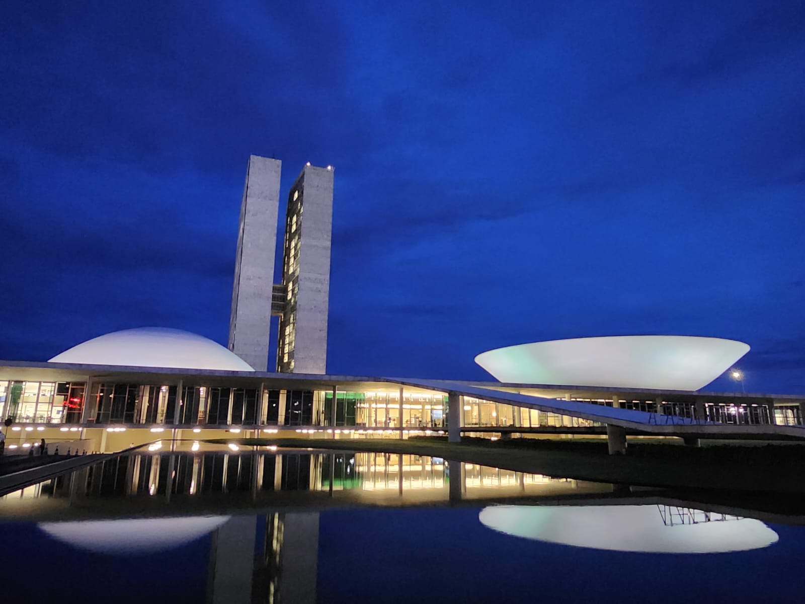 Até onde vai a proximidade entre jornalistas e o poder?