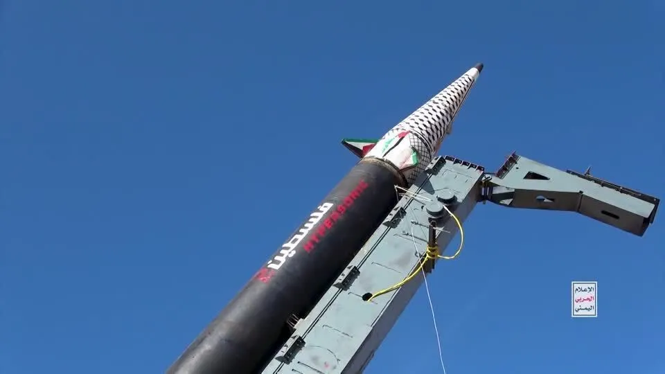 Houthis ampliam ofensiva e disparam novo míssil contra Israel, elevando tensão no Oriente Médio