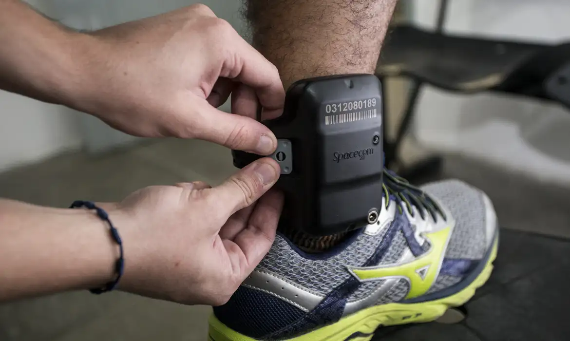 Câmara aprova tornozeleira eletrônica obrigatória para agressores de mulheres em casos de alto risco