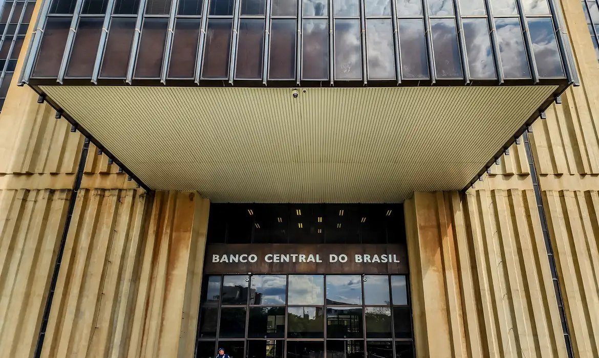 Mercado sobe projeção da inflação e vê Selic maior no fim de 2026