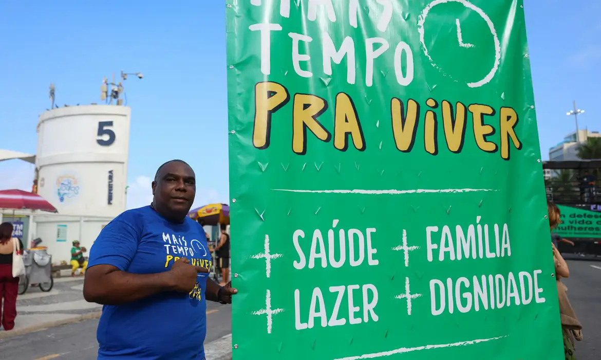 PEC que acaba com a escala 6×1 avança e prevê jornada menor sem corte de salário