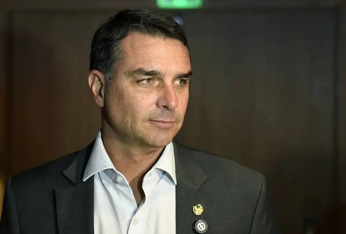 Saiba tudo sobre a semana em que Flávio Bolsonaro entrou no furacão
