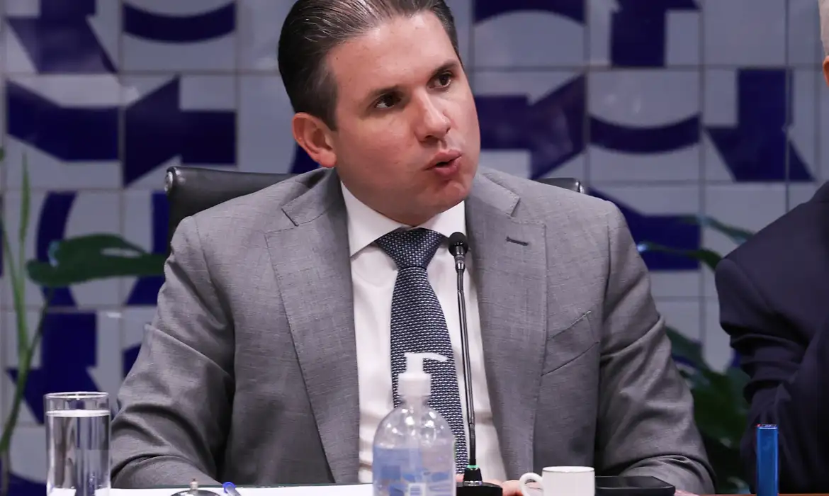 Motta articula votação do fim da escala 6×1 e tenta destravar pauta da Câmara