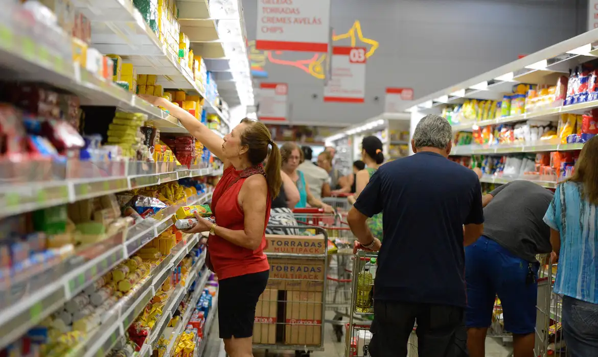 Cesta básica sobe em 17 capitais e reforça pressão sobre o custo de vida