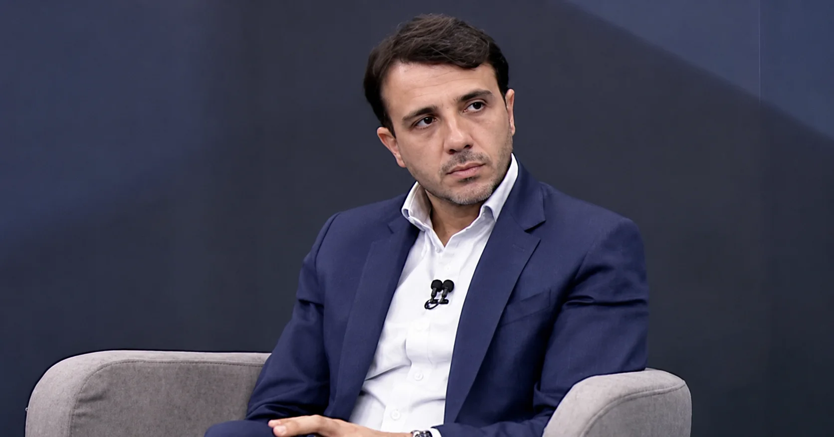 Renan Santos alcança nota 2,6 no JN com postura fluida, mas analistas alertam para propostas autoritárias