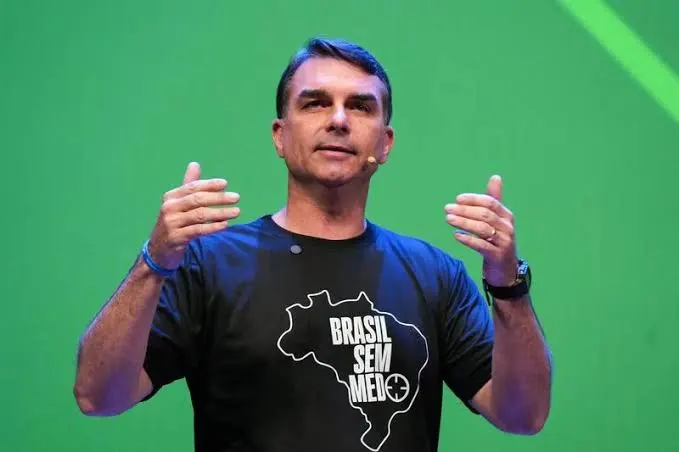 Flávio Bolsonaro defende fim de sigilo em investigação sobre financiamento de ‘Dark Horse’