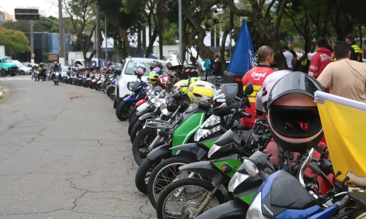 Apenas 1 em cada 5 motociclistas de aplicativo tem cobertura previdenciária