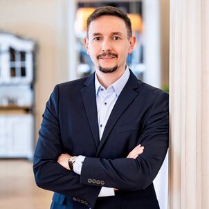 Dr. Ádám  Guld