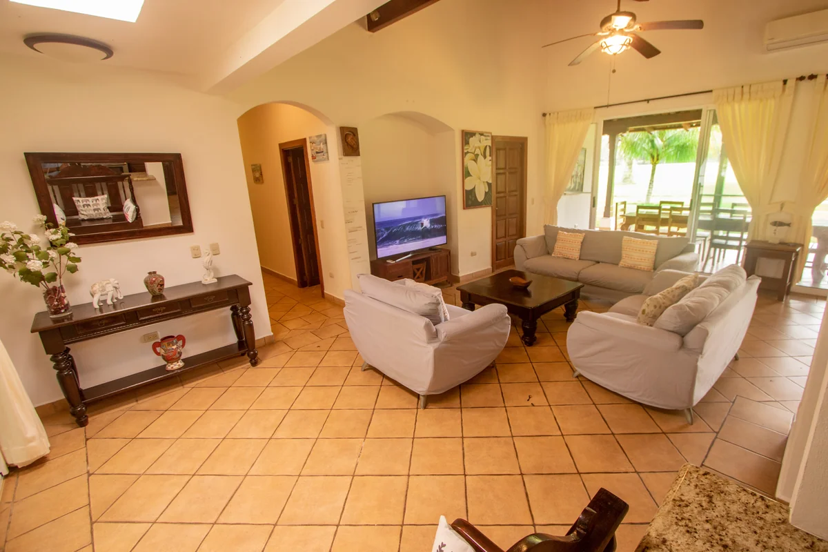 6BR Villa under 5 mins to Colorados & Panga Drops