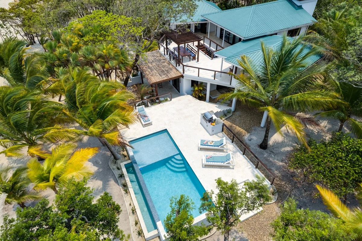 Villa in Placencia - Image 1