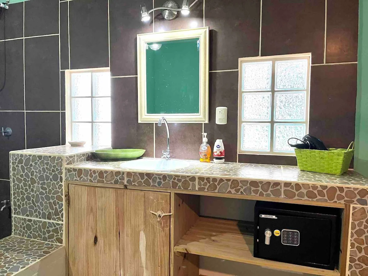 Jungle House in Heart of MA. Washer/Dryer/WiFi. - Houses for Rent in Manuel Antonio, Costa Rica