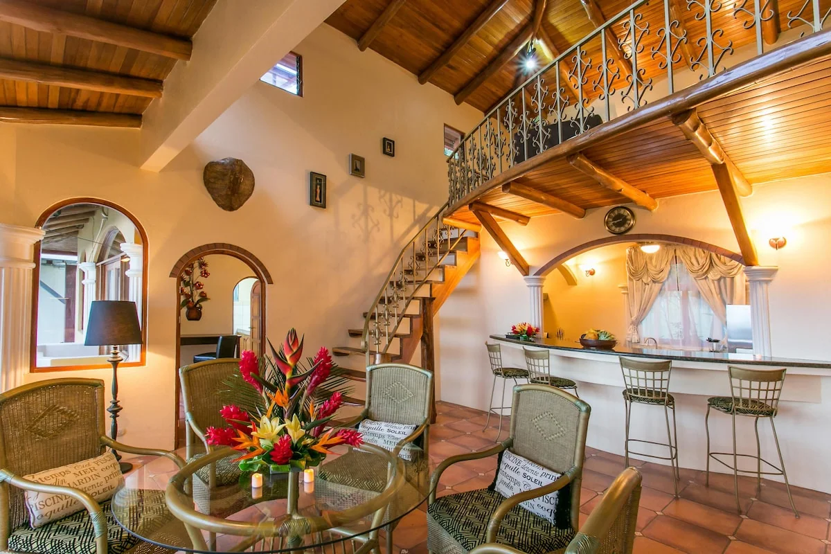 Castillo de Amber: 4 Aparts / 6 BR Great Location!