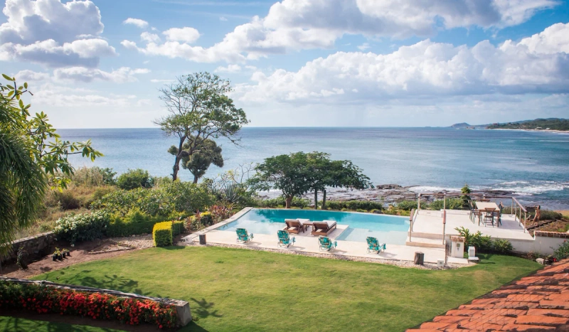 Villa Ohana: 4br beachfront bliss with pool