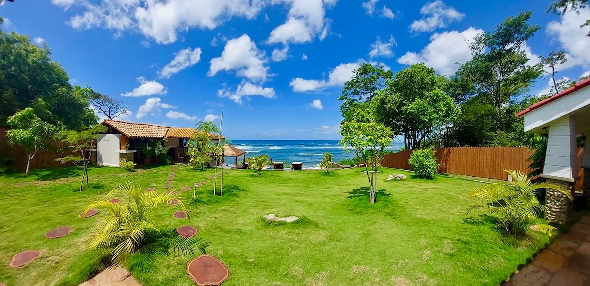 Beautiful four bedroom, beach front home with pool — 4 bedroom vacation rental in Santa Teresa